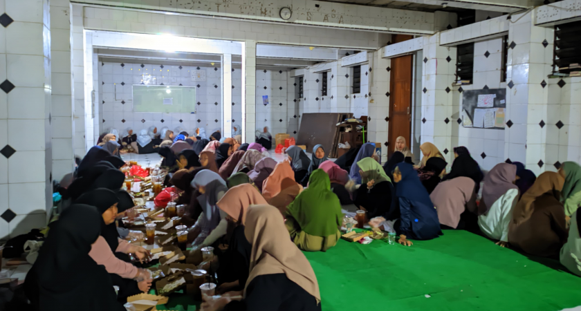 Bagi takjil on the road dan Buka Bersama di MA Al Urwatul Wutsqo: Wujud Kebersamaan di Bulan Ramadan
