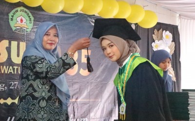 Wisuda Purna Siswa Ke-35 MA-UW Jombang, Segenap Dewan Guru Dorong Wisudawan Studi Lanjut Jenjang S1