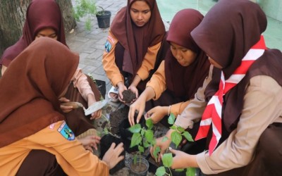 Peringati Hari Sejuta Pohon, MA UW Jombang Ajak Siswa Wujudkan Lingkungan Hijau